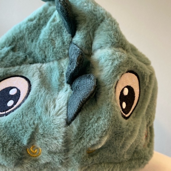 Super Soft Cozy Green Dinosaur Hat and Scarf Combo for Kids! - Picture 5 of 11